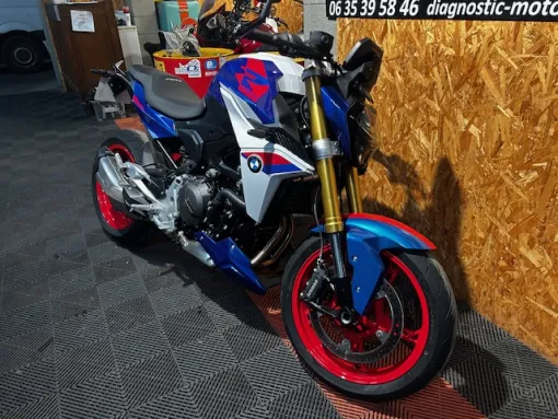 BMW F900R 2025 style sport visible à Paris, Saint-Étienne, Diagnostic Moto Casse